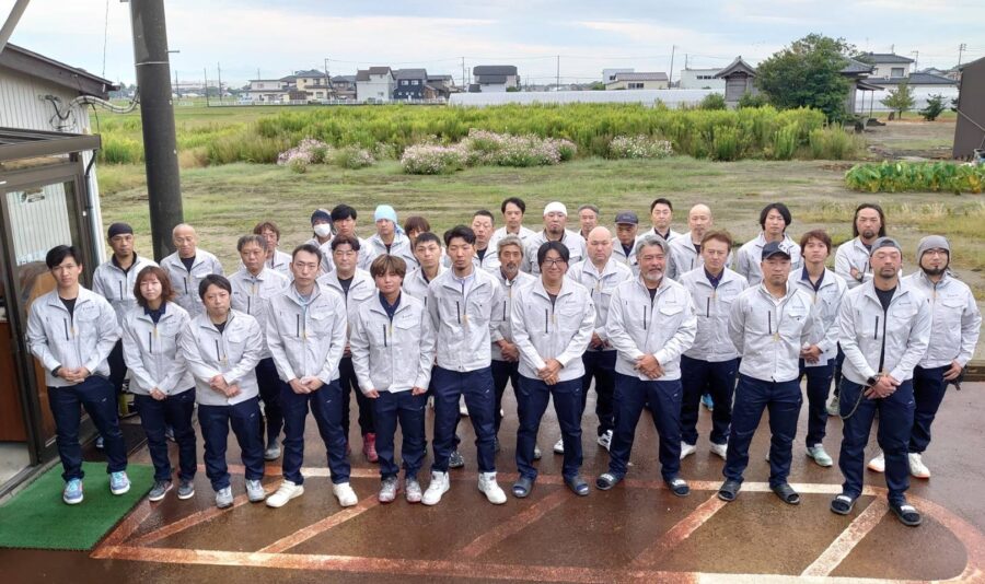 “支給される服”から“自ら着たい服”へ～新しいユニフォームが生んだ一体感～